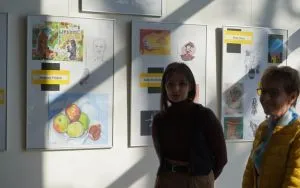 "dw&oacute;jkART czyli o sztuce u Twardowskiego" - wystawa prac uczni&oacute;w II LO w Oleśnicy (5)