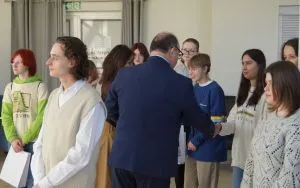 "dw&oacute;jkART czyli o sztuce u Twardowskiego" - wystawa prac uczni&oacute;w II LO w Oleśnicy (7)