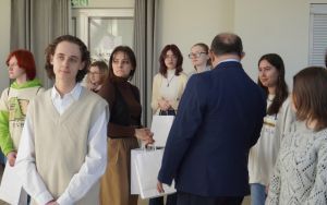 "dwójkART czyli o sztuce u Twardowskiego" - wystawa prac uczniów II LO w Oleśnicy (8)