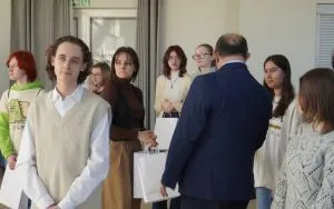 "dw&oacute;jkART czyli o sztuce u Twardowskiego" - wystawa prac uczni&oacute;w II LO w Oleśnicy (8)