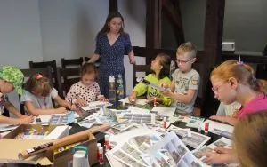 Muzealny Czwartek - tworzenie poczt&oacute;wek (1)