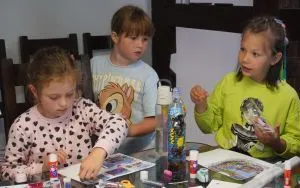 Muzealny Czwartek - tworzenie poczt&oacute;wek (5)