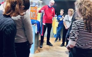 Oprowadzenie kuratorskie po wystawie "Koszulki piłkarskie"  (1)