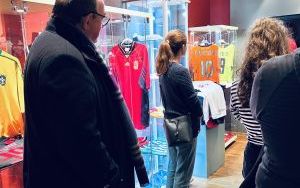 Oprowadzenie kuratorskie po wystawie "Koszulki piłkarskie"  (3)