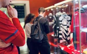 Oprowadzenie kuratorskie po wystawie "Koszulki piłkarskie"  (6)