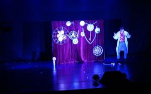 Teatrzyk dla dzieci ,,Maszyna czasu" (1)