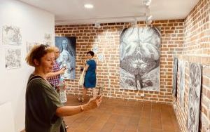 Wernisaż wystawy "Życie jako niewyjaśnialna zagadka" w Galerii Brama Wrocławska (2)