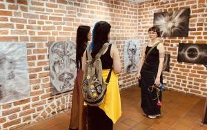 Wernisaż wystawy "Życie jako niewyjaśnialna zagadka" w Galerii Brama Wrocławska (7)
