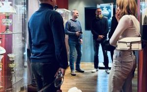 Oprowadzenie kuratorskie po wystawie lamp naftowych z kolekcji Adama Jarzymowskiego &bdquo;Coraz więcej światła&rdquo; (1)