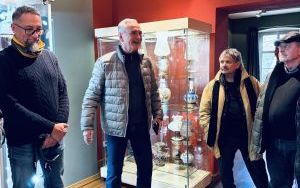 Oprowadzenie kuratorskie po wystawie lamp naftowych z kolekcji Adama Jarzymowskiego &bdquo;Coraz więcej światła&rdquo; (3)