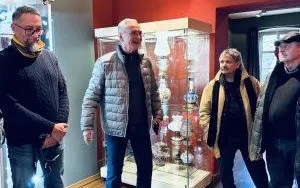 Oprowadzenie kuratorskie po wystawie lamp naftowych z kolekcji Adama Jarzymowskiego &bdquo;Coraz więcej światła&rdquo; (3)