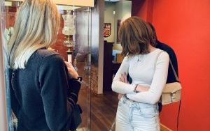 Oprowadzenie kuratorskie po wystawie lamp naftowych z kolekcji Adama Jarzymowskiego &bdquo;Coraz więcej światła&rdquo; (2)