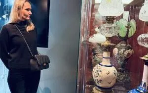 Oprowadzenie kuratorskie po wystawie lamp naftowych z kolekcji Adama Jarzymowskiego &bdquo;Coraz więcej światła&rdquo; (5)