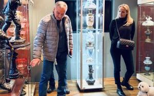 Oprowadzenie kuratorskie po wystawie lamp naftowych z kolekcji Adama Jarzymowskiego &bdquo;Coraz więcej światła&rdquo; (6)