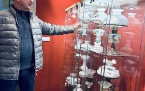 Oprowadzenie kuratorskie po wystawie lamp naftowych z kolekcji Adama Jarzymowskiego &bdquo;Coraz więcej światła&rdquo; (7)