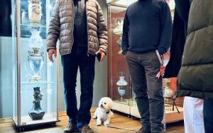 Oprowadzenie kuratorskie po wystawie lamp naftowych z kolekcji Adama Jarzymowskiego &bdquo;Coraz więcej światła&rdquo; (8)