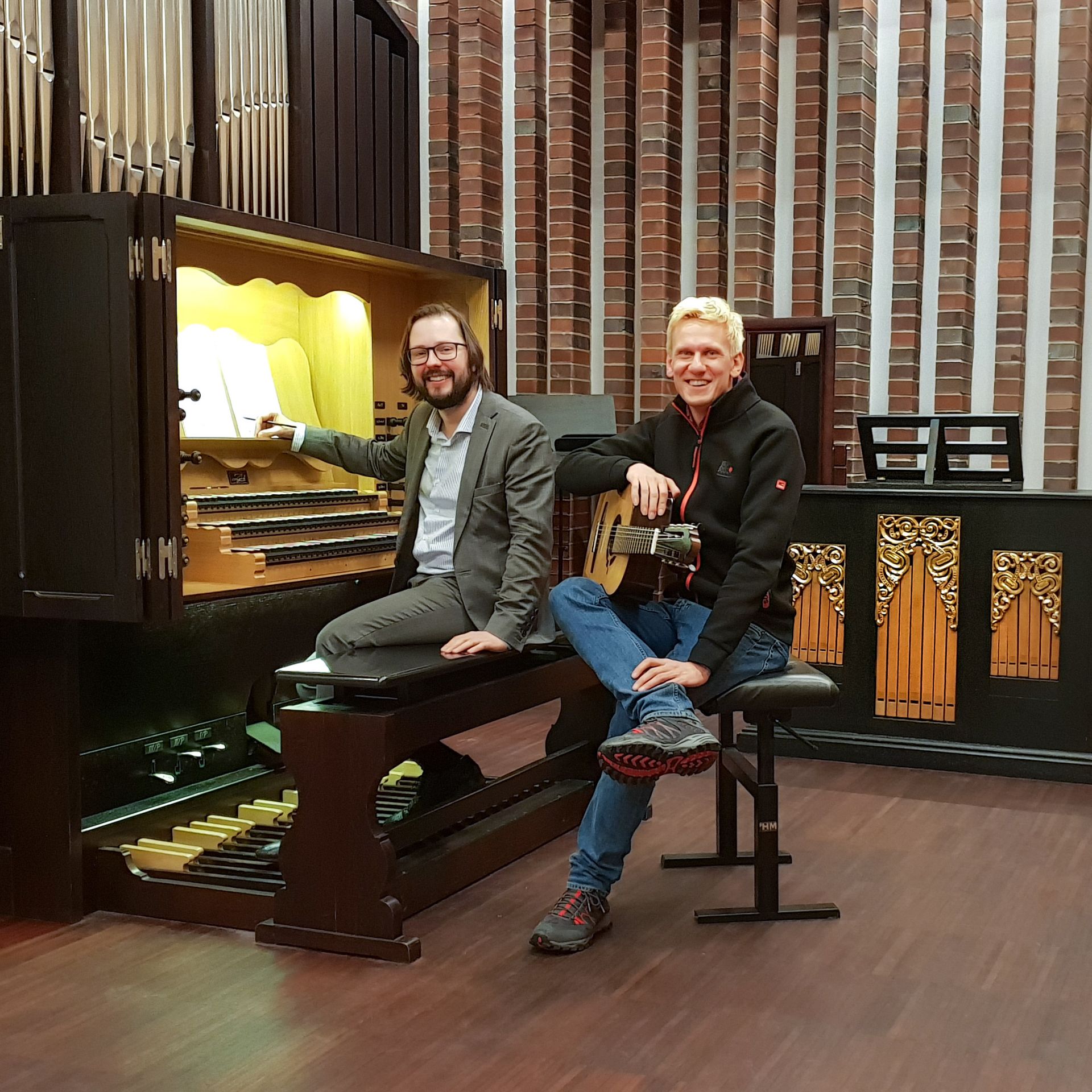 Marek Pasieczny i Piotr Rojek - Fotografie pochodzą ze zbiorów Oleśnickiej Biblioteki Publicznej im. Mikołaja Reja - Działu Dokumentów Życia Społecznego - Pracownia Regionalna.